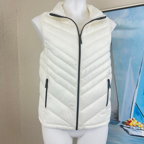 Love Tree Jackets & Blazers - Love Tree Puffer vest Ultra Light off white Packable size med